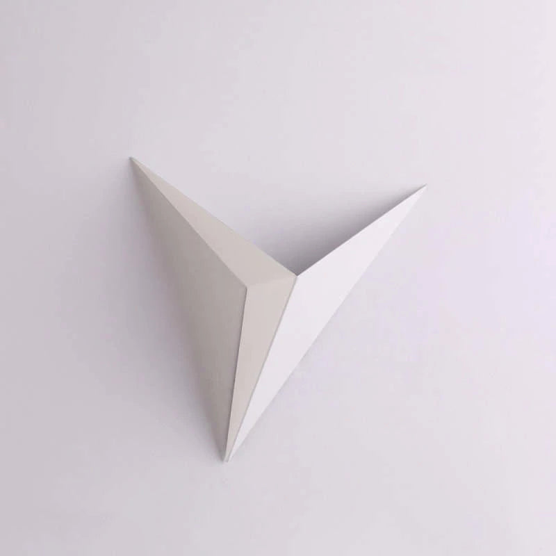 Orr Minimalita Triángulo Metal LED Aplique de Pared Blanco/Negro/Dorado